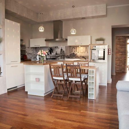 75M2 Apartament Kopernik Z Widokiem Na Jasna Gore เชสโตฮอวา ภายนอก รูปภาพ